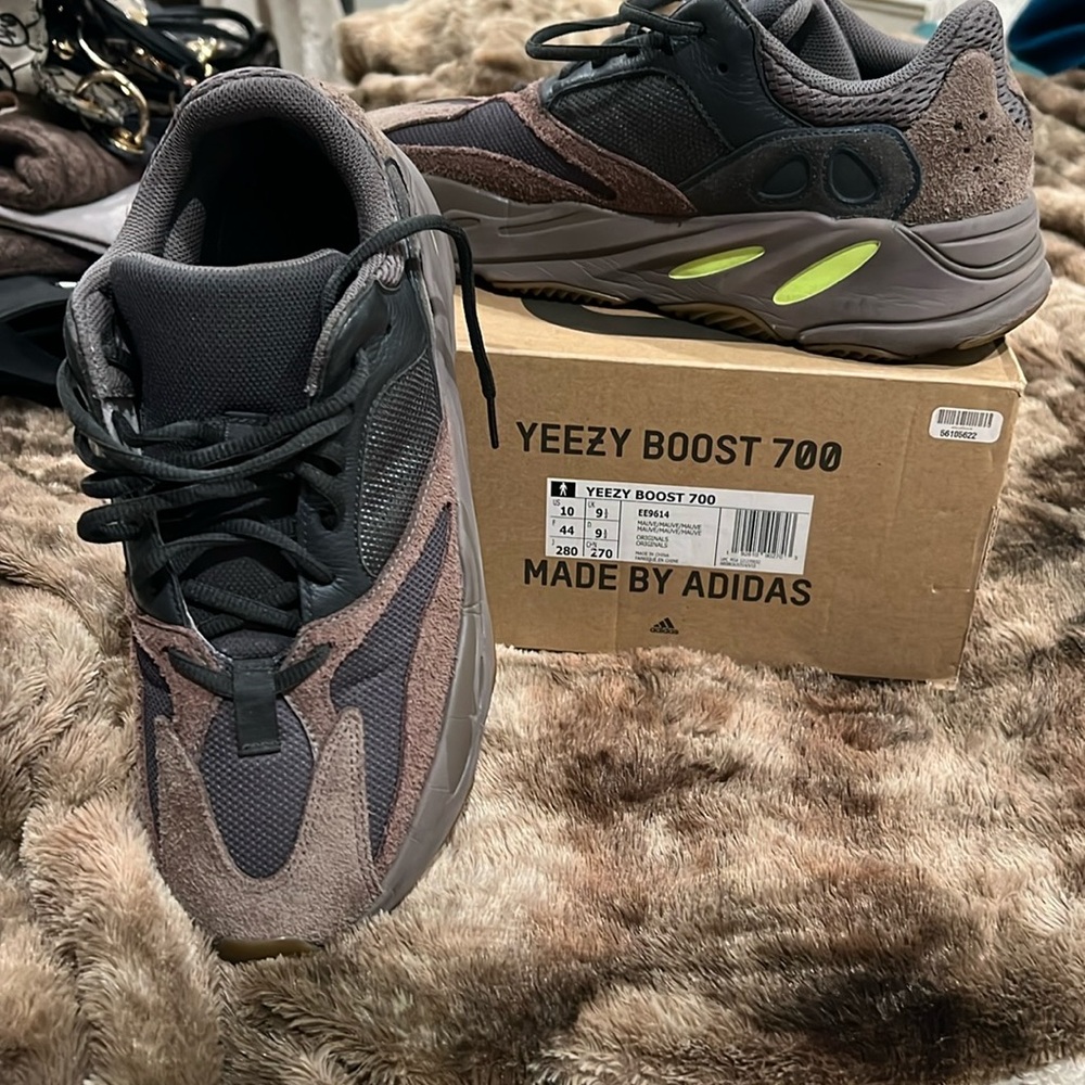 YEEZY BOOST 700 made by Adidas Brand Mew in Box size 10 Mauve